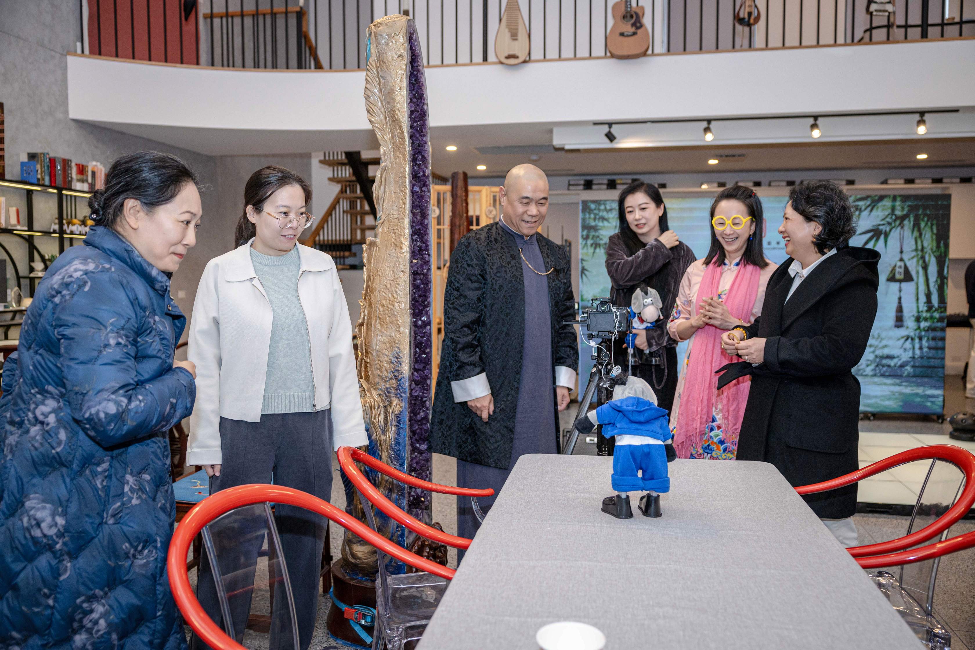 Guests speaking together during a guzheng cultural gathering.
